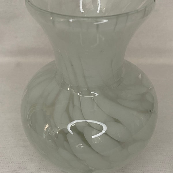 Petit vase blanc chiné signé Mdina