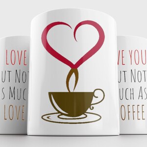 Peut inclure: Une tasse à café en céramique blanche avec une vapeur en forme de cœur rouge s'élevant d'une tasse à café brune. La tasse porte l'inscription "Je t'aime, mais pas autant que le café !"