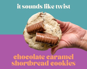 Puede incluir: Una mano sostiene una galleta de mantequilla con dos barras de caramelo de chocolate encima. El texto "it sounds like twist" está por encima de la galleta y "chocolate caramel shortbread cookies" está por debajo de la galleta.