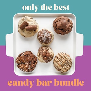 Puede incluir: Una bandeja blanca con seis galletas de chocolate, cada una cubierta con una barra de chocolate diferente. Las galletas están dispuestas en círculo en la bandeja. La bandeja está sobre un fondo morado y azul. El texto "only the best" está en la parte superior de la imagen y "candy bar bundle" está en la parte inferior.