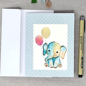 Carte d'éléphant peint à la main avec des ballons