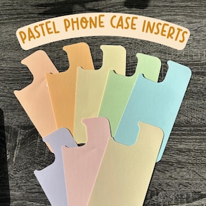 Puede incluir: Insertos para carcasas de teléfono pastel en varios colores, incluyendo azul claro, verde claro, amarillo, naranja y rosa. Los insertos están diseñados para caber dentro de una carcasa de teléfono y agregar un toque de color.
