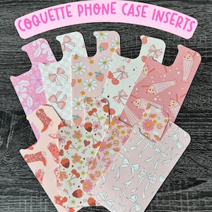 Puede incluir: Nueve insertos para carcasas de teléfono de color rosa con varios patrones, incluyendo lazos, fresas, cerezas y batidos. El texto "Coquette Phone Case Inserts" está escrito en rosa en la parte superior de la imagen.