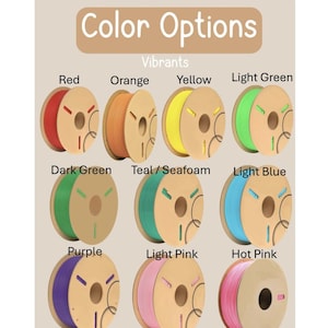 以下が含まれることがあります： 「Color Options」および「Vibrants」とラベル付けされた3Dプリンター用フィラメントスプールのディスプレイ。9つのスプールがグリッド状に配置されており、赤、オレンジ、黄、ライトグリーン、ダークグリーン、ティール/シーフォーム、ライトブルー、紫、ライトピンク、ホットピンクの各色が表示されています。