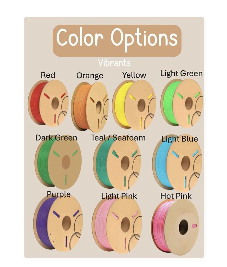 以下が含まれることがあります： 「Color Options」および「Vibrants」とラベル付けされた3Dプリンター用フィラメントスプールのディスプレイ。9つのスプールがグリッド状に配置されており、赤、オレンジ、黄、ライトグリーン、ダークグリーン、ティール/シーフォーム、ライトブルー、紫、ライトピンク、ホットピンクの各色が表示されています。