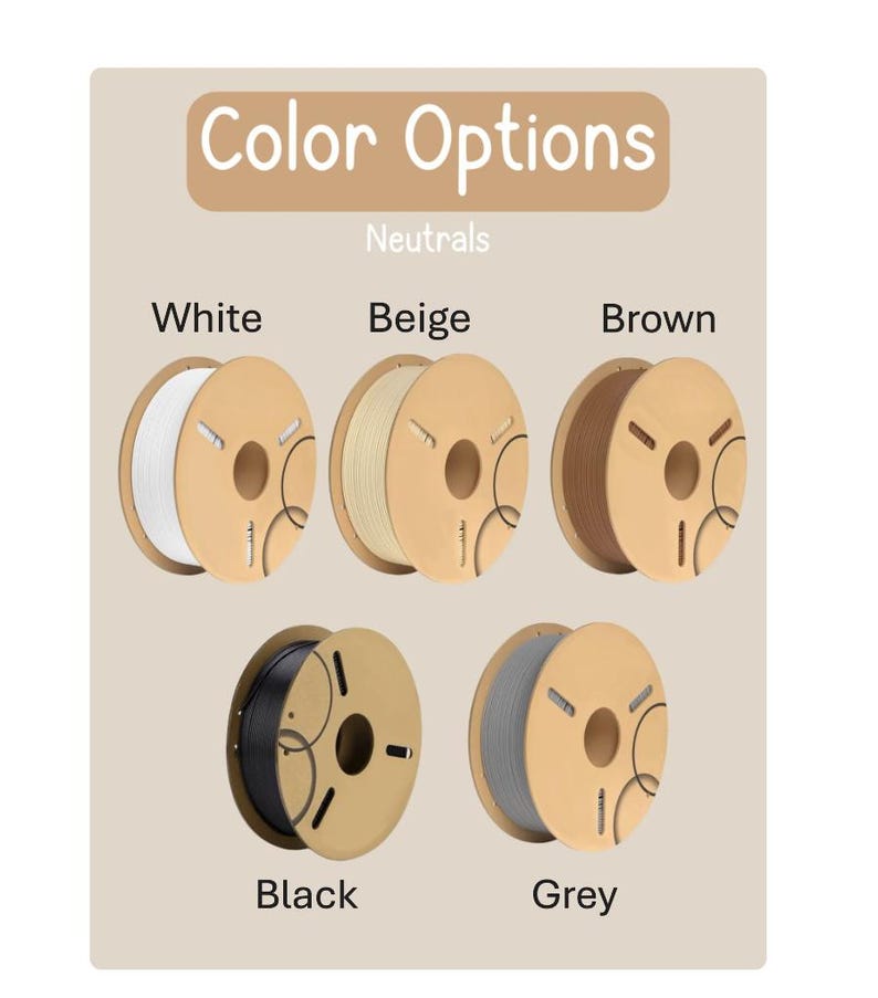 以下が含まれることがあります： 「Neutrals」とラベル付けされた3Dプリンター用フィラメントスプールのカラーオプション表。白、ベージュ、茶色、黒、灰色のフィラメントが巻かれた5つの段ボール製スプールが表示されています。各スプールには中央の穴と3つのスロットがあります。