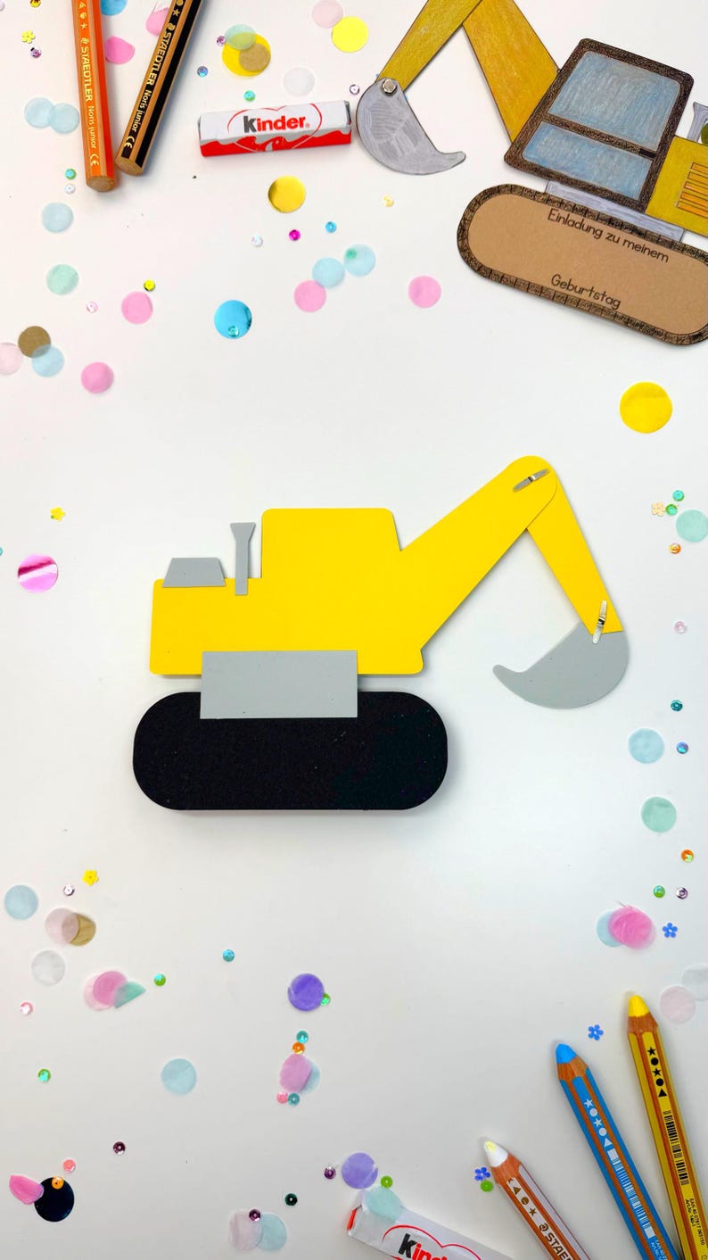 Puede incluir: Un veh&iacute;culo de construcci&oacute;n amarillo con una pala gris, ruedas negras y una tarjeta marr&oacute;n con el texto "Einladung zu meinem Geburtstag". El veh&iacute;culo est&aacute; rodeado de confeti de colores.