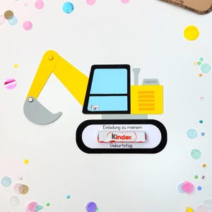 Puede incluir: Un veh&iacute;culo de construcci&oacute;n amarillo con una pala gris, ventanas azules y un marco negro. El veh&iacute;culo est&aacute; sobre un fondo blanco con confeti. El texto "Einladung zu meinem Geburtstag" est&aacute; en el veh&iacute;culo, junto con una barra de chocolate que dice "Kinder."
