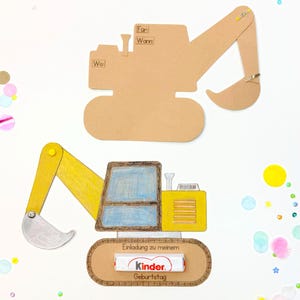 Puede incluir: Un juguete excavador amarillo y azul con una pala, un fondo blanco y confeti de colores. El excavador tiene un letrero que dice "Einladung zu meinem Geburtstag" y una barra de chocolate Kinder.