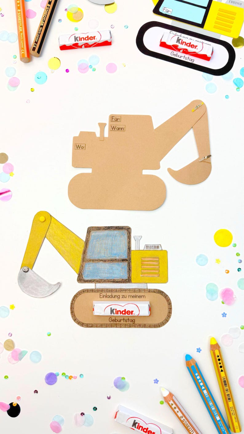 Puede incluir: Un juguete excavador amarillo y azul con una pala, un fondo blanco y confeti de colores. El excavador tiene un letrero que dice "Einladung zu meinem Geburtstag" y una barra de chocolate Kinder.