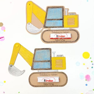 Puede incluir: Dos invitaciones en forma de veh&iacute;culo de construcci&oacute;n amarillo con una barra de chocolate Kinder dentro de cada una. Las invitaciones dicen "Einladung zu meinem Geburtstag", que se traduce como "Invitaci&oacute;n a mi cumplea&ntilde;os".