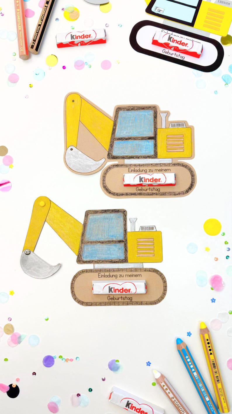 Puede incluir: Dos invitaciones en forma de veh&iacute;culo de construcci&oacute;n amarillo con una barra de chocolate Kinder dentro de cada una. Las invitaciones dicen "Einladung zu meinem Geburtstag", que se traduce como "Invitaci&oacute;n a mi cumplea&ntilde;os".