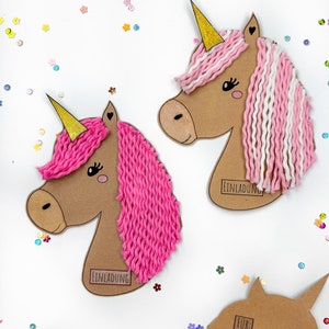 Puede incluir: Dos recortes de cart&oacute;n en forma de unicornio con pelo de lana rosa y blanco. Los recortes tienen una cara marr&oacute;n con ojos negros y un coraz&oacute;n rosa. Los recortes tienen un cuerno dorado y el texto "Einladung" en una etiqueta blanca. El tercer recorte es una forma de unicornio marr&oacute;n con el texto "F&Uuml;R", "WANN?" y "WO?" en etiquetas blancas.