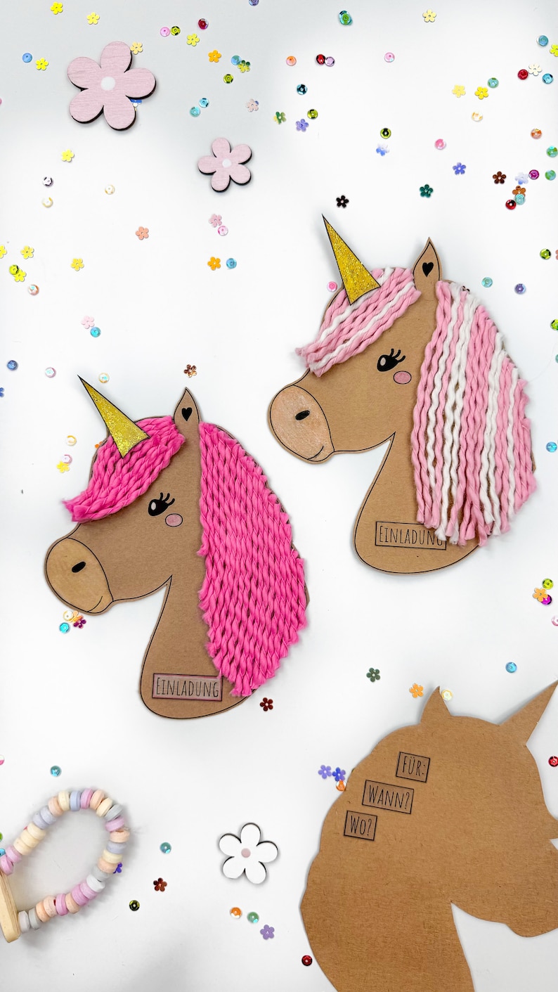 Puede incluir: Dos recortes de cart&oacute;n en forma de unicornio con pelo de lana rosa y blanco. Los recortes tienen una cara marr&oacute;n con ojos negros y un coraz&oacute;n rosa. Los recortes tienen un cuerno dorado y el texto "Einladung" en una etiqueta blanca. El tercer recorte es una forma de unicornio marr&oacute;n con el texto "F&Uuml;R", "WANN?" y "WO?" en etiquetas blancas.