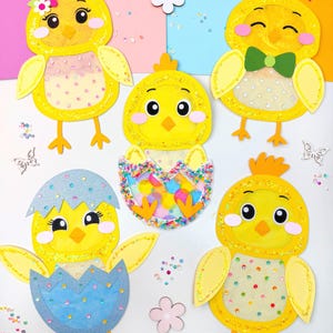 Puede incluir: Cinco pollitos de papel amarillo con detalles de purpurina. Un pollito lleva una pajarita verde, otro tiene una corona de flores, otro está saliendo de un huevo azul y dos están de pie solos. Los pollitos están sobre un fondo blanco con confeti de colores.