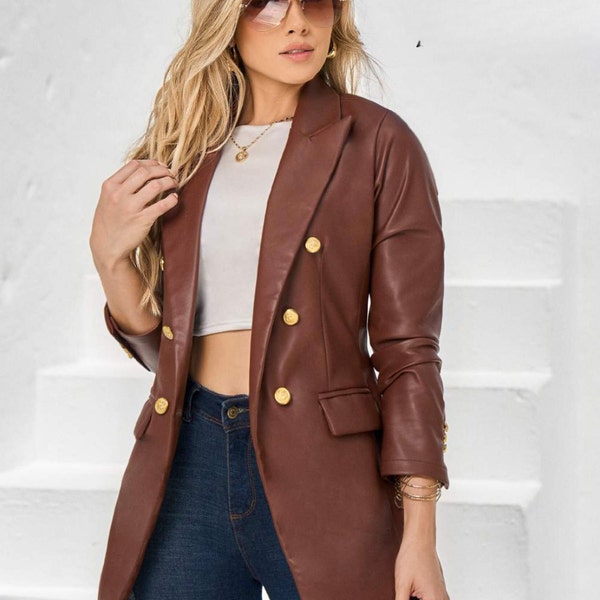 Blazer en cuir marron pour femme avec finition mate élégante, boutons dorés et poches fonctionnelles pour un style business et décontracté