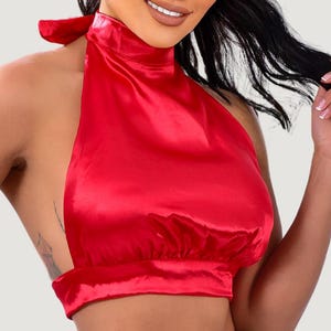 Neckholder-Oberteil aus weichem Satin mit gefüttertem Innenraum und rückenfreiem Design für einen koketten femininen Look