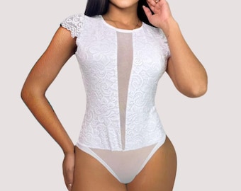 Braut-Body aus Spitze mit tiefem Ausschnitt, transparentem Netz und eleganten Spitzendetails - ein schwüler und raffinierter Look für Ihren besonderen Tag.