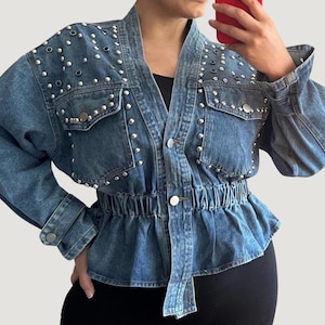 VersatileFit Women&#39;s Denim Jacket: Comfort and Style with Batwing Sleeves and Self-Adjusting Design,Plus Size.