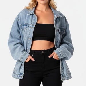 Damen Loose-Fit-Jeansjacke mit traditionellen Taschen und Sechs-Knopf-Vorderseite.