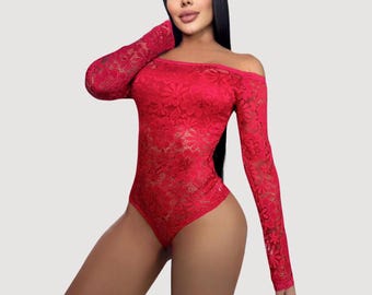 Långärmad spetsbody med elegant spets, sensuell off-shoulder-ringning och åtsittande ärmar.