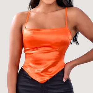Damen Seidensatin Tank Top mit Lycra-Futter vorne, plissiertem Rücken und Bindebändern.