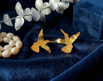 Golden Hummingbird Earrings: Ideal for Self-Expression or as a Gift, Symbolizing Beauty & Good Fortune.