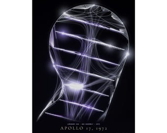 Puede incluir: Un póster negro con un gráfico abstracto de líneas blancas brillantes que representa la huella de una bota. El texto en la parte inferior dice LUMINARY 250 AGC ASSEMBLY 1972 y APOLLO 17, 1972 en letras mayúsculas blancas.