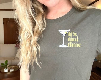 Martini-tröja | Dirty Martini-t-shirt | Det är Tini-dags-topp | Extra Dirty Martini-tröja | Kortärmad topp med cocktailtema | Trendig alkoholtröja