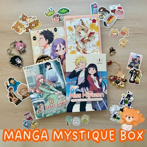 Może przedstawiać: Zbi&oacute;r książek mangi i naklejek w pudełku. Pudełko jest oznaczone jako "Manga Mystique Box". Książki obejmują "Miss Miyazen", "7 Time Loop" i "When Will". Naklejki przedstawiają postacie z anime i wzory.