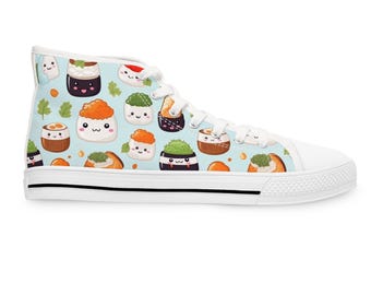 Op de afbeelding: Witte hoge canvas schoenen met een blauwe achtergrond en een patroon van cartoon sushi. De sushi is in verschillende vormen en maten, waaronder maki-rollen, nigiri en sashimi.