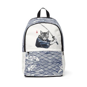 Könnte beinhalten: Ein weißer Rucksack mit einem blau-weißen Wellenmuster. Die Vorderseite des Rucksacks zeigt eine Grafik eines Katers, der ein Schwert hält. Der Kater trägt einen blau-weißen Kimono.