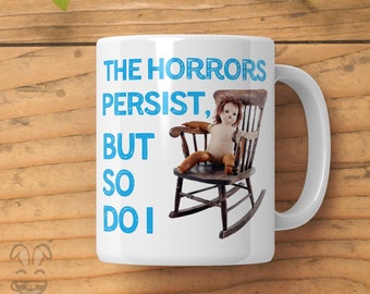 Taza Los horrores persisten, pero yo también / Taza de muñeca espeluznante / Taza de crisis existencial / Regalo divertido de oficina