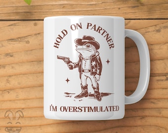 Espera, compañero, estoy sobreestimulado. ¡Esta divertida taza con forma de rana es la taza perfecta para personas sobreestimuladas, un regalo extraño para la Generación Z y un regalo irónico para la oficina!