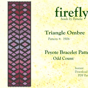 Könnte beinhalten: Ein Peyote-Armband-Muster in Rosa und Lila mit einem Dreiecks-Ombre-Design. Das Muster ist für ein ungerades Peyote-Armband. Das Muster heißt "Triangle Ombre" und die Musternummer ist 1906. Das Muster ist ein sofort herunterladbares PDF.