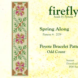 以下が含まれることがあります： 花柄のペヨーテブレスレットのビーズパターン。パターン名は「Spring Along」で、番号は2179。このパターンは奇数カウントのブレスレット用です。