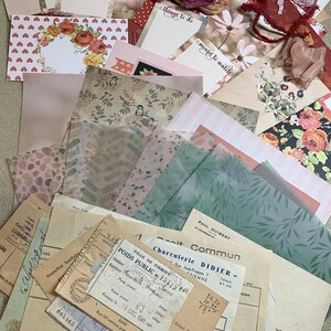 Grande quantità di materiale per scrapbooking: vecchie pagine di dizionari, nastri, trecce, carta artistica, vecchie carte...