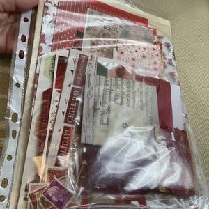 Un sacco di materiale per scrapbooking: pagine di vecchi libri e dizionari, spartiti, nastri, carta artistica, vecchie carte, vecchi francobolli...