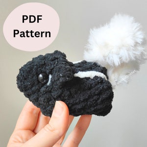 Modello Amigurumi all&#39;uncinetto Squeaks the Skunk - Terminologia inglese americana all&#39;uncinetto