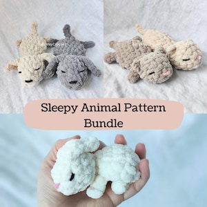 Könnte beinhalten: Ein Set aus drei gehäkelten Stofftieren, einem Hund, einer Katze und einem Hasen, die alle schlafen. Die Tiere sind aus einem flauschigen Garn in den Farben Grau, Beige und Weiß gefertigt. Das Bild enthält den Text "Sleepy Animal Pattern Bundle".