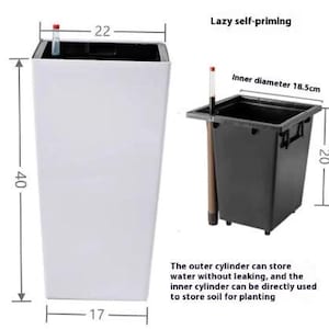 Puede incluir: Una maceta rectangular blanca de autorriego con un recipiente interior negro. La carcasa exterior mide 22 cm por 17 cm por 40 cm. El recipiente interior negro tiene un diámetro de 18,5 cm y una altura de 20 cm con un medidor de agua.