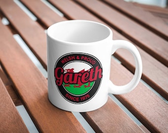 Taza personalizada con orgullo galés: nombre y año personalizados, taza con la bandera del dragón rojo. Regalo patriótico para los amantes de Gales.
