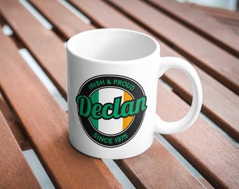 Taza irlandesa personalizada con orgullo: nombre y año personalizados, bandera tricolor irlandesa. Regalo patriótico para los amantes de Irlanda.