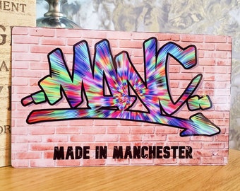 Letrero de metal de 18 x 11 cm "Manc Made in Manchester" para el hogar, el bar o la cueva del hombre. Impresión de arte callejero de grafiti original de Manchester