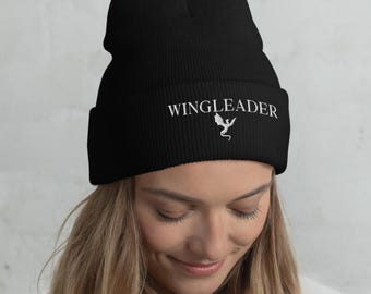 Wingleader geborduurde muts, Dragon Academy hoed, Fantasy Rider esthetiek, geïnspireerd door de vierde vleugel, muts, boekachtig cadeau voor haar