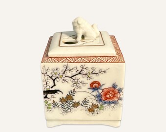 19th Century Japanese Kakiemon Porcelain Inkwell With Foo Dog Finial