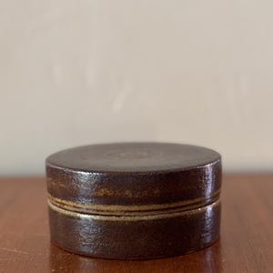 May include: A set of three white ceramic vases with a ribbed texture. The vases are different heights: approximately 25 cm, 20 cm, and 15 cm. The design is simple and modern.