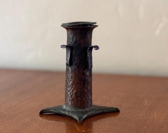 Bougeoir en bronze martelé, fabriqué à la main, probablement européen, c.1930-40s