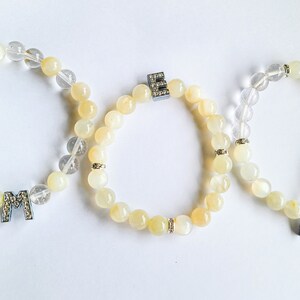 Personalisiertes Armband aus Mondstein und Bergkristall, Initial Charm, handgefertigt mit Liebe und aufgeladen mit positiver Energie