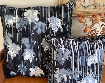 Housse de coussin en batik peinte à la main : décoration vintage tie and dye bleu (avec coussin)